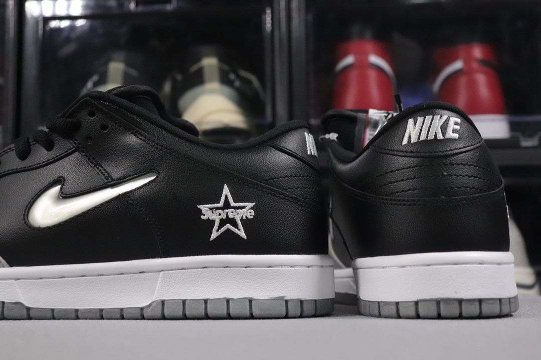 Nike SB Dunk Low OG QS Supreme Jewel Swoosh Silver Black - m.flamsneaker.com