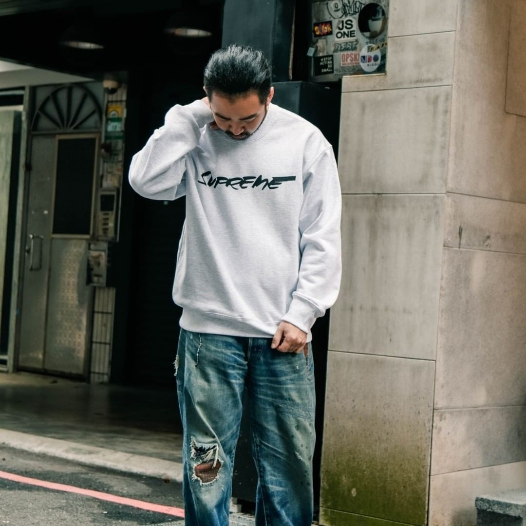 がデザイン Supreme - Supreme Futura Logo Crewneckの通販 by ひでろ ...