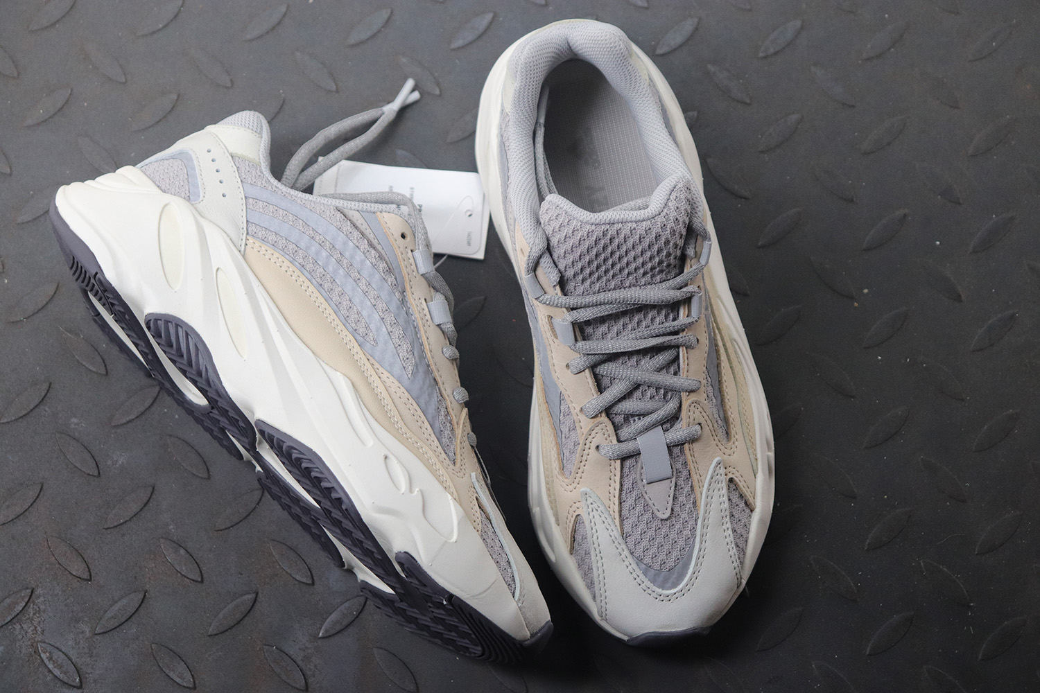 adidas Yeezy Boost 700 V2 Cream - m 