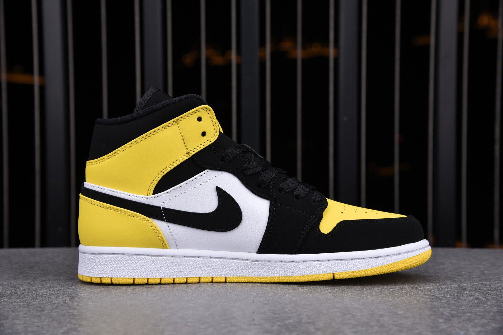 Air Jordan 1 Mid SE 'Yellow Toe' - m 