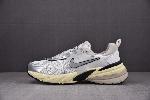 Nike Runtekk Summit White Metallic Silver (Women Size!!)