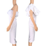 Elegant white fungus-trimmed ruffled one-sleeve one-piece dress