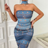 Contrast denim print strapless dress with straight neck and neck key accessories hip wrap skirt
