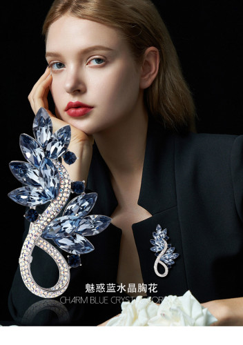 Retro high-end brand luxury crystal blue valley brooch leaf bouquet corsage palace style accessories