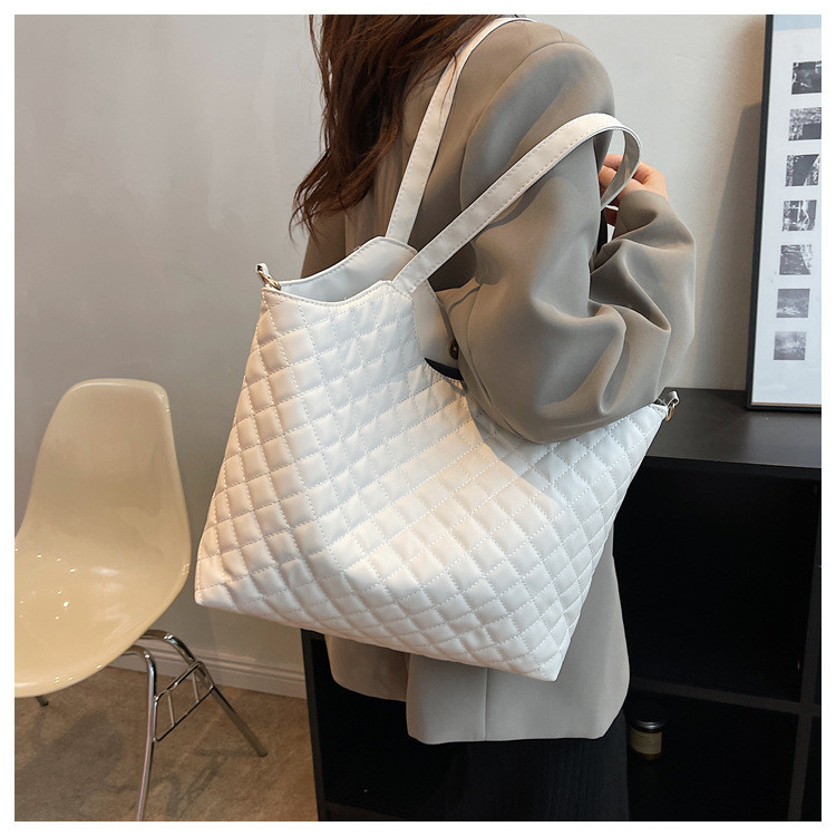 Net Red Vintage Tote Bag Women's Large Capacity Diamond Black Large Bag One Shoulder Handheld Crossbody Bag