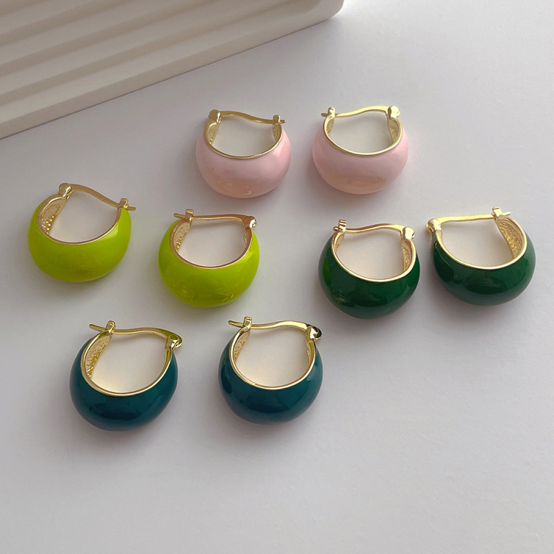 Minimalist design with circular metal drip earrings