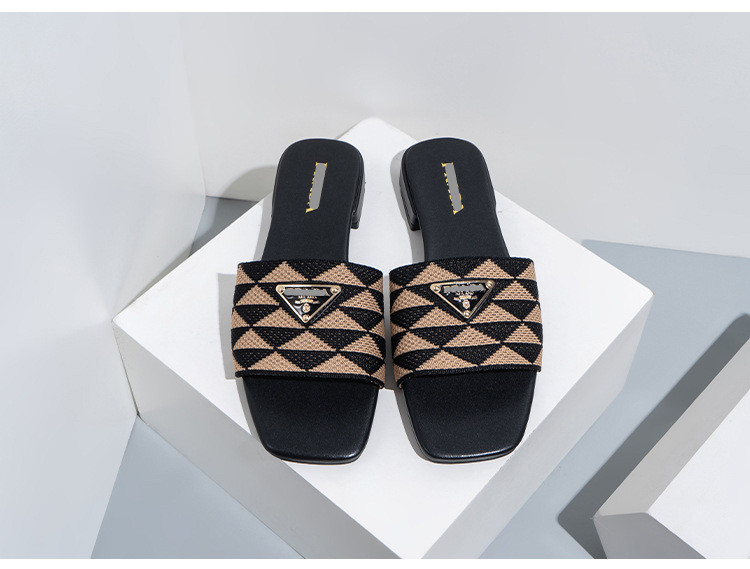 Embroidered triangular logo casual low heel checkered slippers