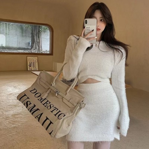 Two piece set of knitwear, sweater, buttocks and skirt