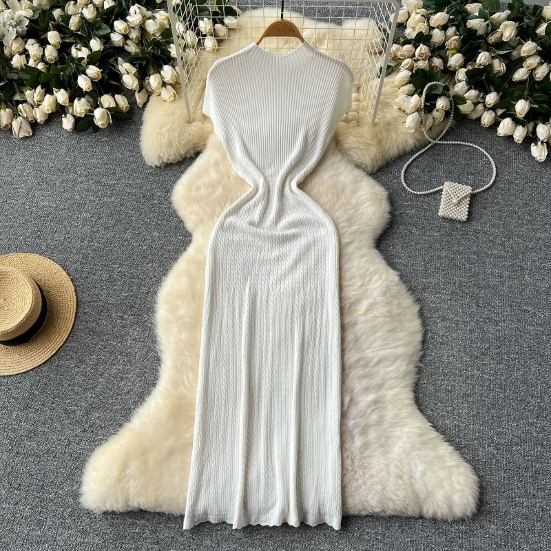 Round neck short sleeved waist cinching elastic hip hugging knitted skirt