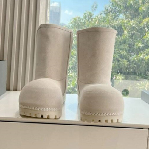 Big headed snow bread boots with thick soles that rise no more than the knee, mid leg cotton boots