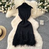 Sleeveless knitted fringed dress