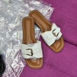 Flat bottomed women's flip flops with buckle on the outside