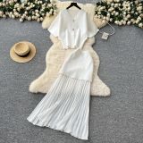 Short sleeved knitted top with high waist and pleated skirt