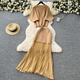Short sleeved knitted top with high waist and pleated skirt