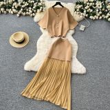Short sleeved knitted top with high waist and pleated skirt