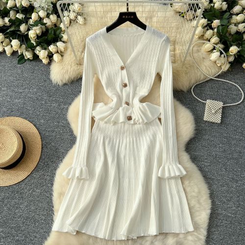 Metal buckle waist knit long sleeved short skirt