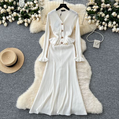 Metal buckle waist knitted long sleeved skirt