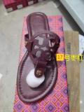 Flat bottomed sandals with anti slip angle and toe clamped flip flops