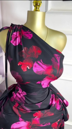 Sleeveless single shoulder diagonal collar printed lace up ruffle edge tight dress