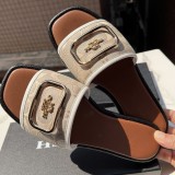 Flat bottomed slippers with a single line