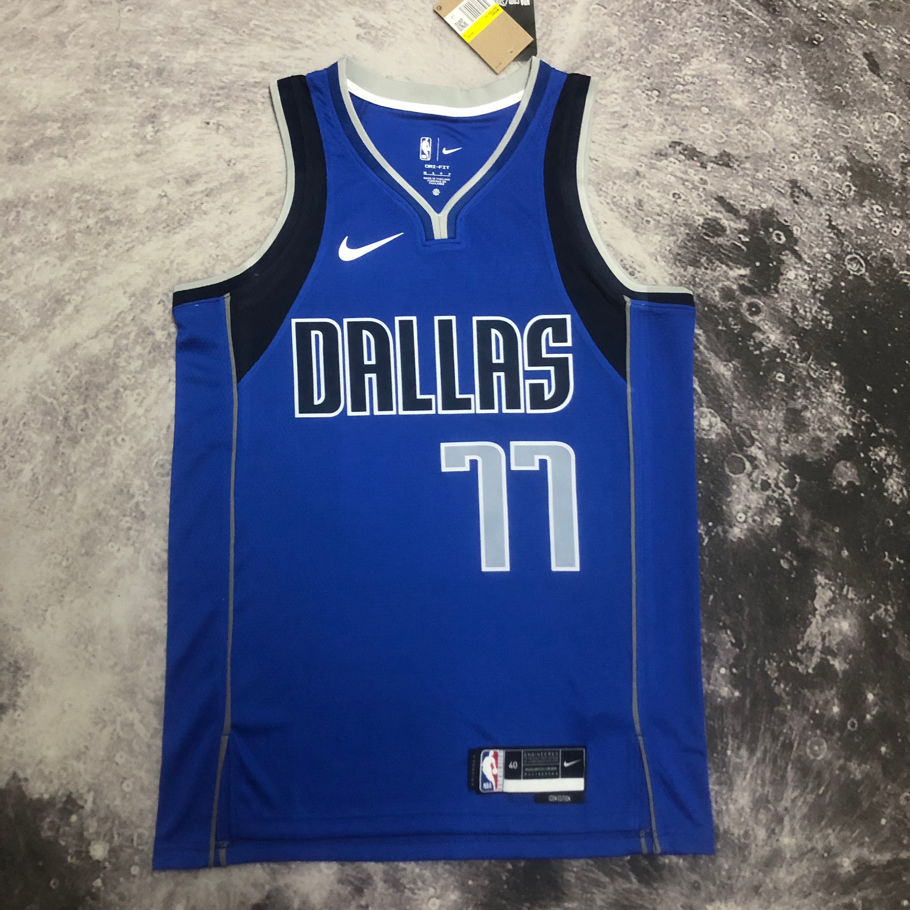 Luka Dončić 77 Dallas Mavericks Signed Jersey - Panini