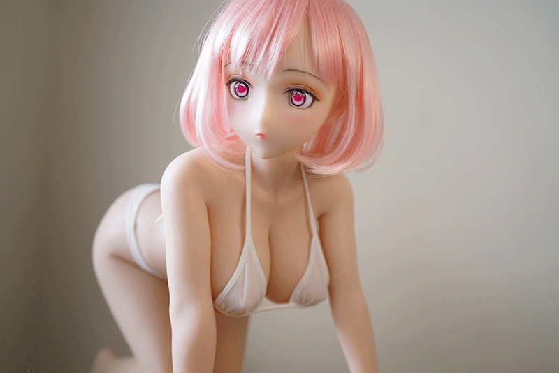 ピンクの髪、かわいい目、そして人形全体がそこにぶら下がっています。