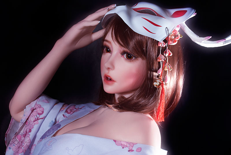 Elsa Babe ダッチワイフ 意味