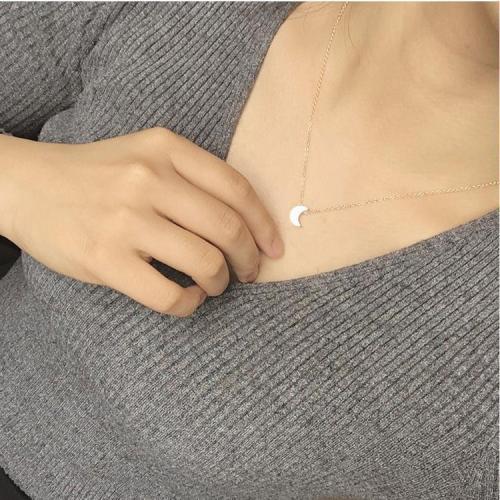 Jewelry-Simple Thick Moon Pendant Necklace