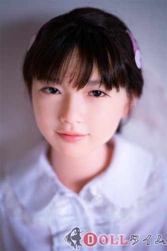 J-cute 133cm A-cup AGD07 唯（ゆい）ヘッド ラブドール 妹系 フルシリコン製 リアルドール 白いシャツとピンクの格子柄スカートを着