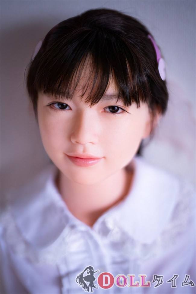 J-cute 133cm A-cup AGD07 唯(ゆい)ヘッド ラブドール 妹系 フルシリコン製 リアルドール 白いシャツとピンクの格子柄スカートを着