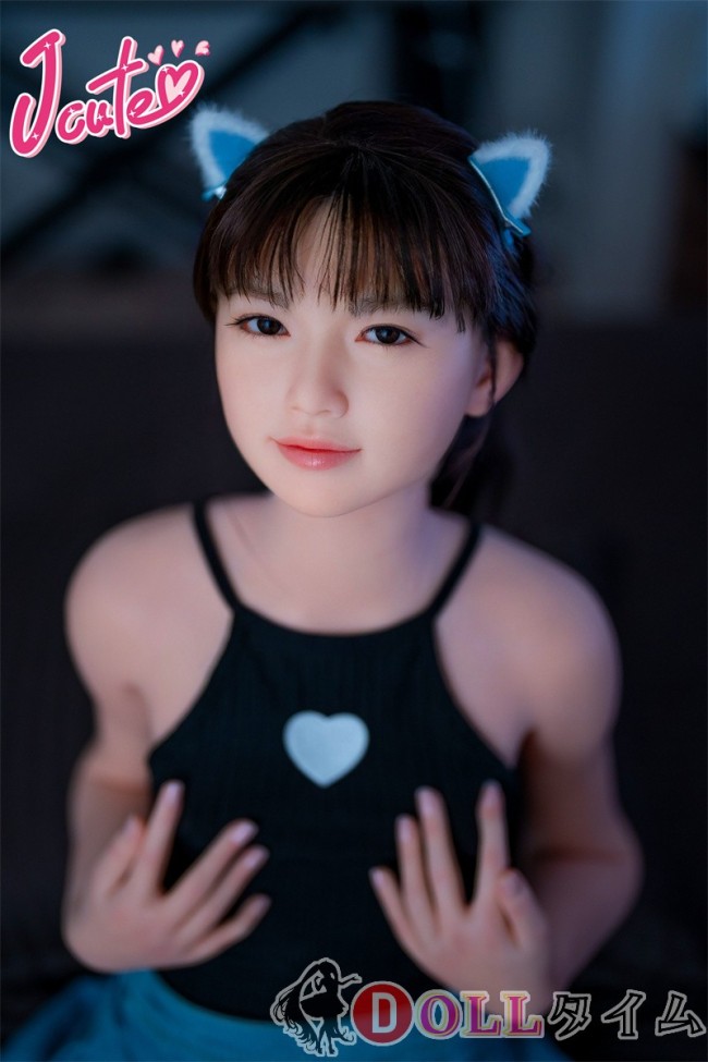 J-cute 133cm A-cup AGD07 唯（ゆい）ヘッド ラブドール 妹系 フルシリコン製 リアルドール 黒いタンクトップとデニムスカートを着た