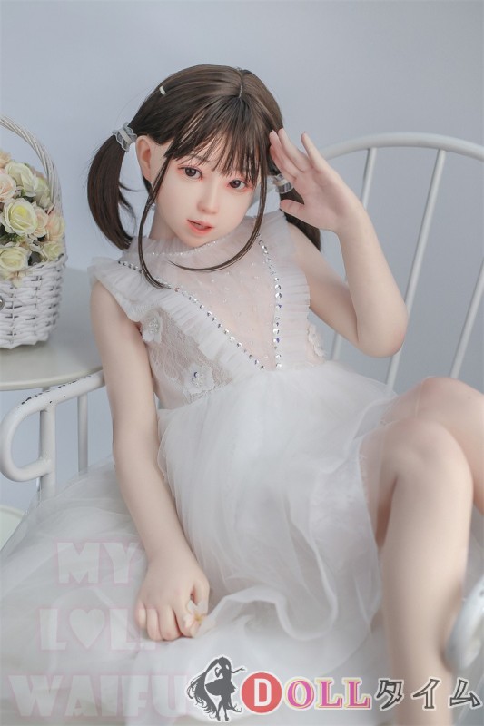 フルシリコン製 My Loli Waifu 略称MLW ロリ系ラブドール 127cm Aカップ Ayaヘッド メイク選択可能 白いドレスと黒い靴の優雅なデザイン
