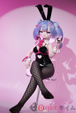 ピンクのうさ耳ヘッドバンドと黒いバニー衣装を着た初音の全身像