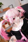 115cmのラブドール小春がJK制服を着てポーズする様子