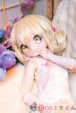 魔物姫「里奈」が豪華な背景で展示されているイメージ写真