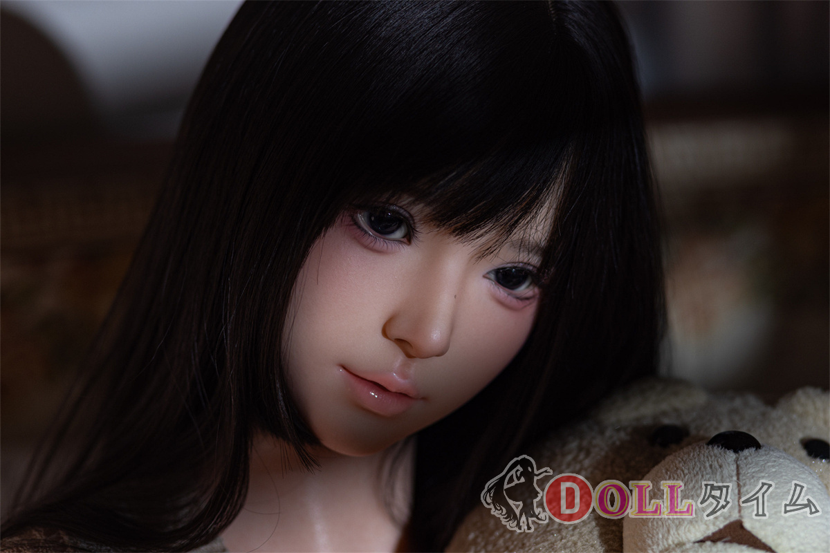 ロマンチックな室内で撮影された高級ラブドール