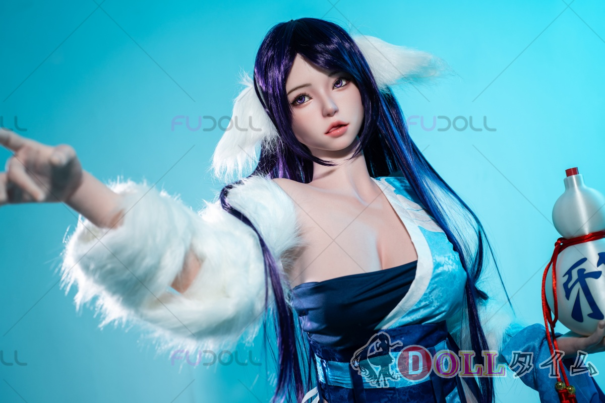 セクシーなスリット入り着物を着たドール