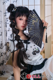 椅子に座ったポーズで見せるメイド風の可憐なシルエット