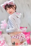 J-CUTE 紬（つむぎ） ラブドール 149cm 平胸 AA カップ 白長袖を着た側面姿