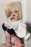白いパーカーを着た金髪ラブドール 巨乳モデル
