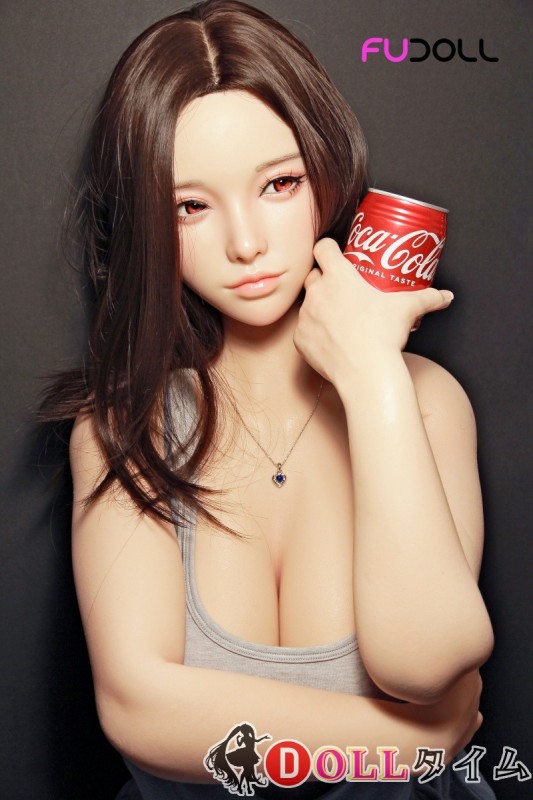 FUDOLL 157cm Iカップ 小北シリコンヘッド＋TPEボディ 灰色タンクトップ姿の爆乳ラブドール 長髪で艶やかな巨乳ボディ