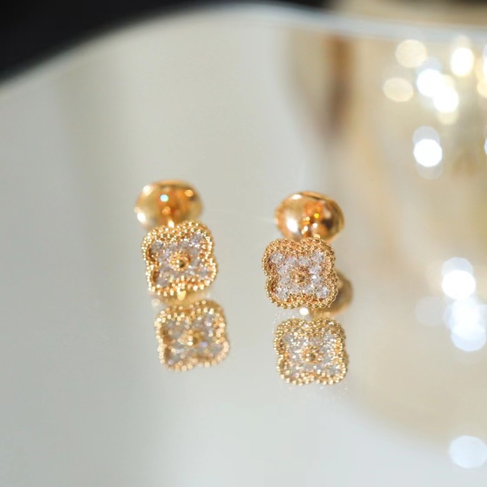 Four-leaved grass earrings inlaid with diamonds