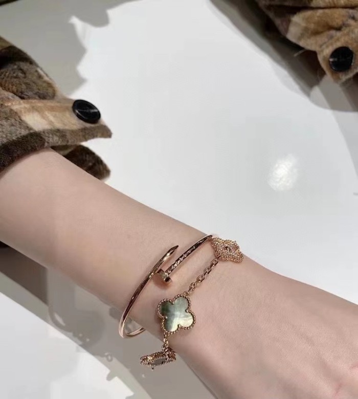 Fourleaf grass bracelet inlaid with diamond agate
