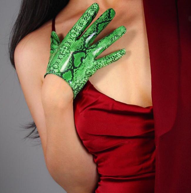 Women's green color snake skin print faux pu leather gloves female sexy club party dress fashion animal print glove 16cm R1566