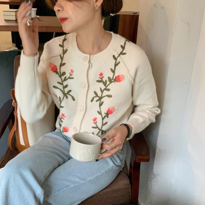 Fashion Female Floral Embroidery Casual Knitwear