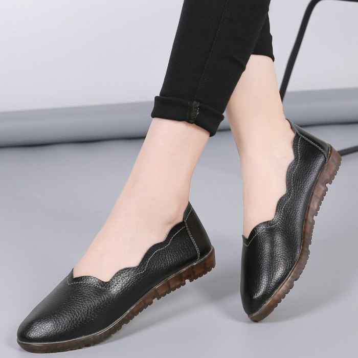 Soft-soled women 2021 new women's shoes spring mother shoes flat shoes large size round toe peas shoes