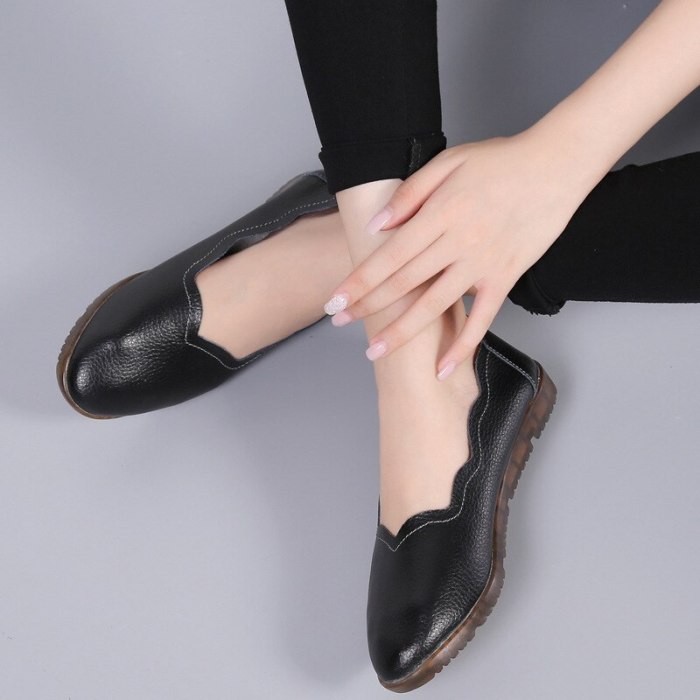 Soft-soled women 2021 new women's shoes spring mother shoes flat shoes large size round toe peas shoes