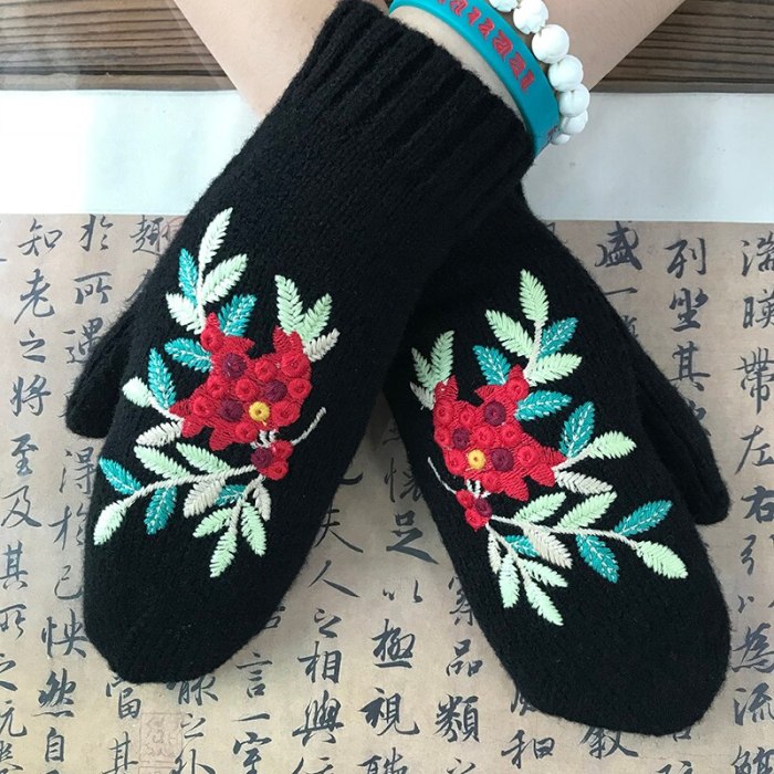 Autumn and Winter Women's Red Bean Embroidered Mittens Retro warm Black Floral Girls Woolen Gloves