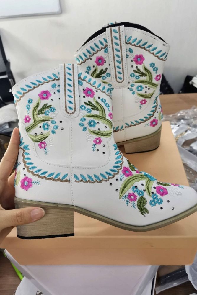 Brand Fashion Vintage Floral Women Western Boots Chunky Heel Pointed Toe Embroidery Designer Ridding Ankle Boots
