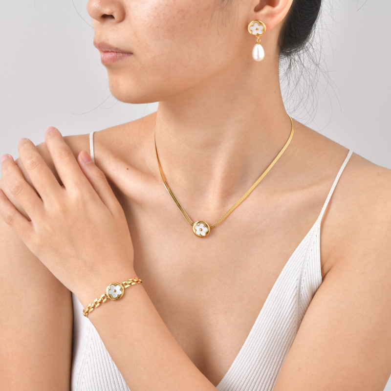 Wholesale Stainless Steel Waterproof Non-Tarnish Lucky Flower Jewelry